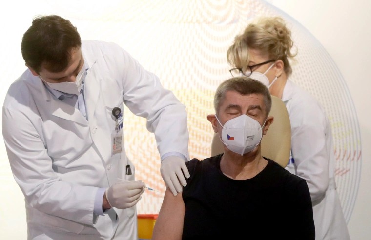 Ξεκίνησε ο εμβολιασμός στην Τσεχία - Πρώτος εμβολιάστηκε ο πρωθυπουργός