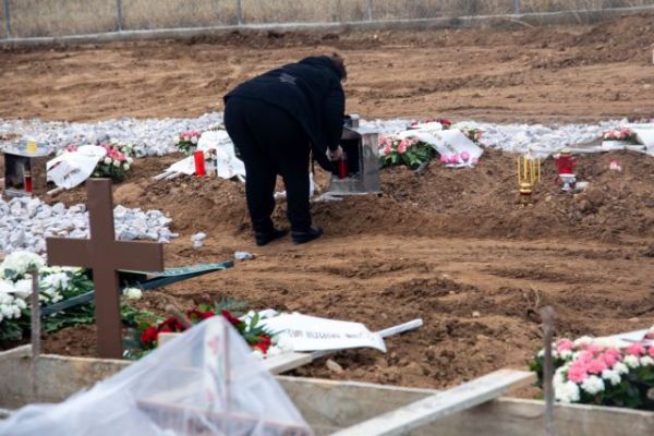 Κοροναϊός : «Τάφοι χωρίς όνομα» – Ο πόνος των συγγενών για το «αντίο» που δεν είπαν