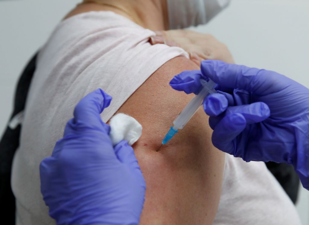 Ηλίας Μόσιαλος : Εμβολιασμός και άτομα με υποκείμενα νοσήματα - Τι ισχύει
