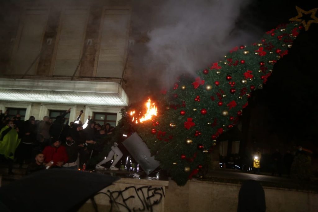 Αλβανία : Οργή μετά τη δολοφονία 25χρονου από αστυνομικό – Ζητούν την παραίτηση Ράμα