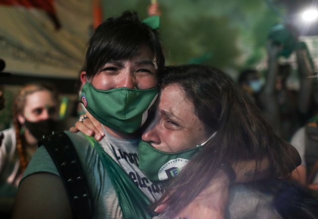 Ιστορική απόφαση στην Αργεντινή: «Ναι» στην νομιμοποίηση των αμβλώσεων – Δεκάδες γυναίκες στους δρόμους