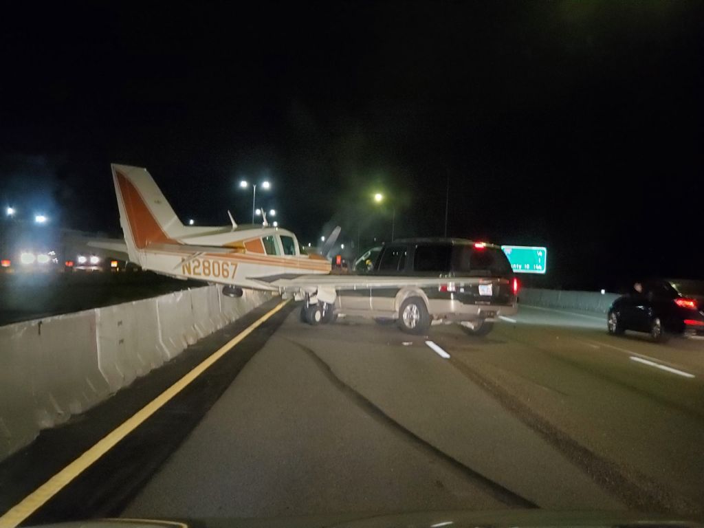 ΗΠΑ : Εντυπωσιακή αναγκαστική προσγείωση αεροσκάφους σε αυτοκινητόδρομο της Μινεσότα