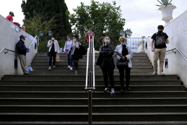 Κοροναϊός: Γιατί θα πρέπει να φοράμε μάσκες ακόμα και μετά το εμβόλιο