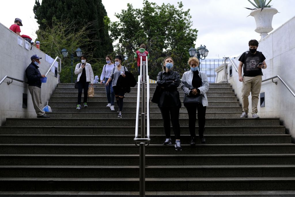 Κοροναϊός: Γιατί θα πρέπει να φοράμε μάσκες ακόμα και μετά το εμβόλιο