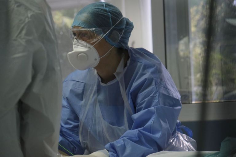 Κοροναϊός : 916 νέα κρούσματα και 96 θάνατοι – Στους 527 οι διασωληνωμένοι