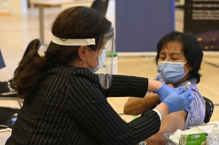 Κοροναϊός : Ξεκίνησαν τα εμβόλια και στον Καναδά – Πρώτη μία βοηθός νοσηλεύτρια σε οίκο ευγηρίας