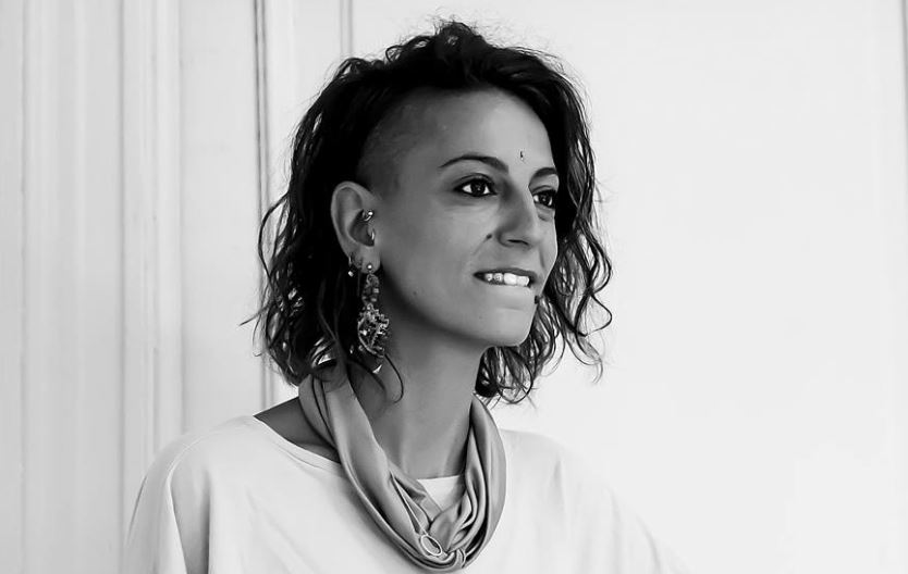 «Πώς στέκονται τα σώματα σε μια έρημη πόλη;» Η Πατρίσια Απέργη απαντά στο Δημοτικό Θέατρο Πειραιά