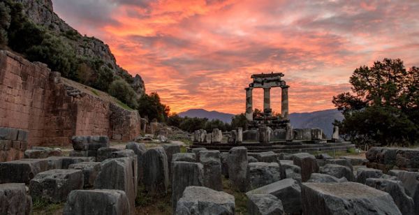Δελφοί: Πώς γνώριζαν οι αρχαίοι Έλληνες πότε έπρεπε να επισκεφτούν το Μαντείο