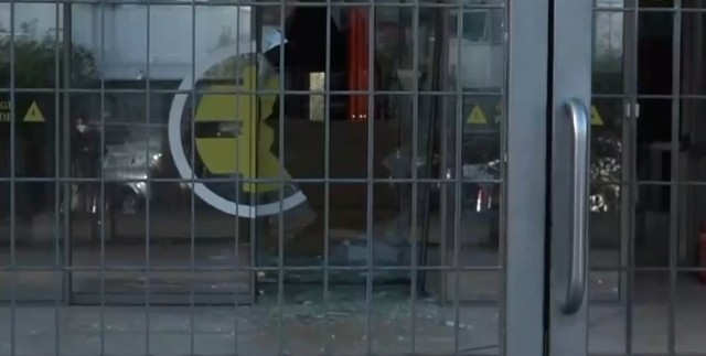 Κηφισιά : Ανατίναξαν ATM μέσα σε αντιπροσωπεία αυτοκινήτων – Έσπασαν την είσοδο με βαριοπούλες