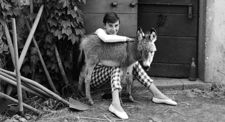 7 τρόποι να αντιγράψεις το στυλ της Όντρεϊ Χέπμπορν