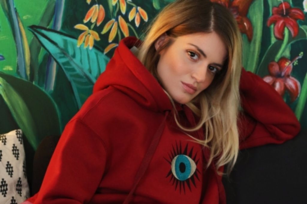 Βρήκαμε το ιδανικό φούτερ για τις φετινές γιορτές