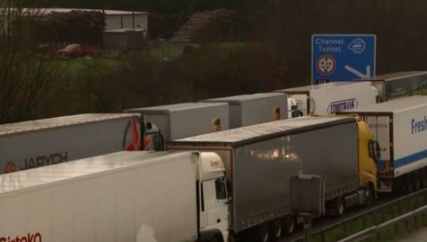 Μετάλλαξη κοροναϊού : Χάος στα αεροδρόμια και τα σούπερ μάρκετ της Βρετανίας