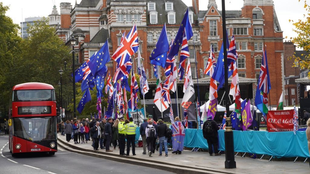 Brexit : Xαιρετίζουν τη συμφωνία Ευρωπαίοι και Βρετανοί πολιτικοί