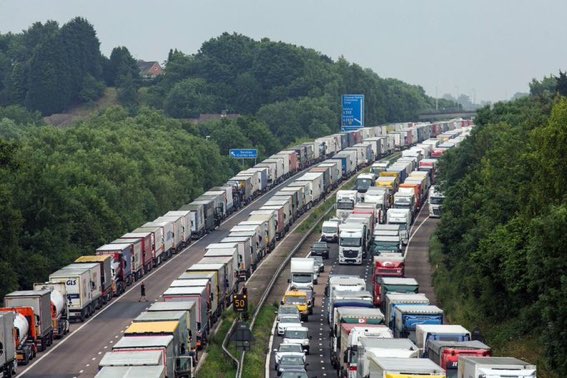 Brexit : «Τελευταία προσπάθεια» για συμφωνία υπό την πίεση… των φορτηγών