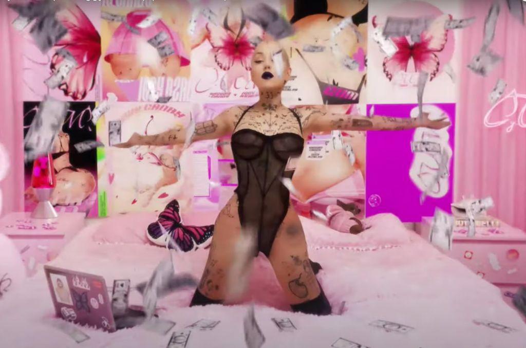 Η εικαστικός Αντιγόνη Τσαγκαροπούλου στο νέο βίντεο της Brooke Candy – Παρέα με Πάρις Χίλτον & Iggy Azalea