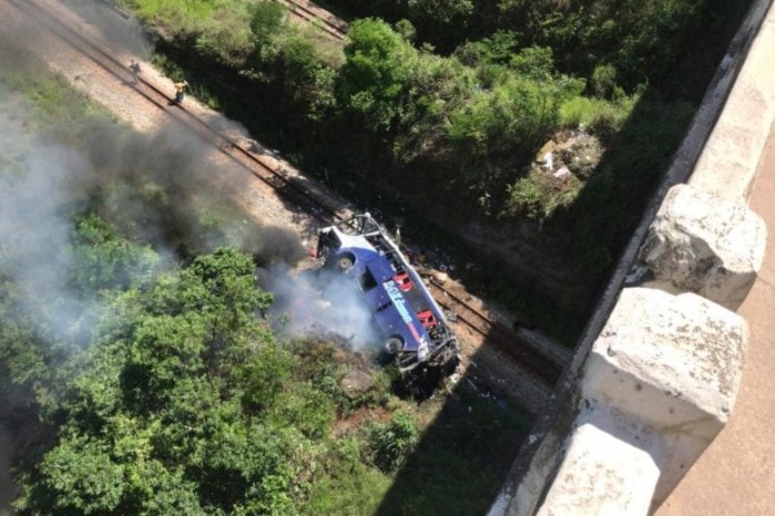 Συγκλονιστικά βίντεο - Βραζιλία : Τουλάχιστον 16 νεκροί από πτώση λεωφορείου σε χαράδρα 15 μέτρων