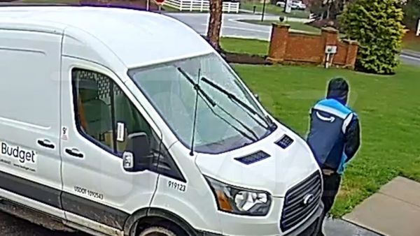 Βίντεο : Κούριερ παραδίδει πακέτο και κάνει την ανάγκη του μπροστά στην πόρτα του πελάτη