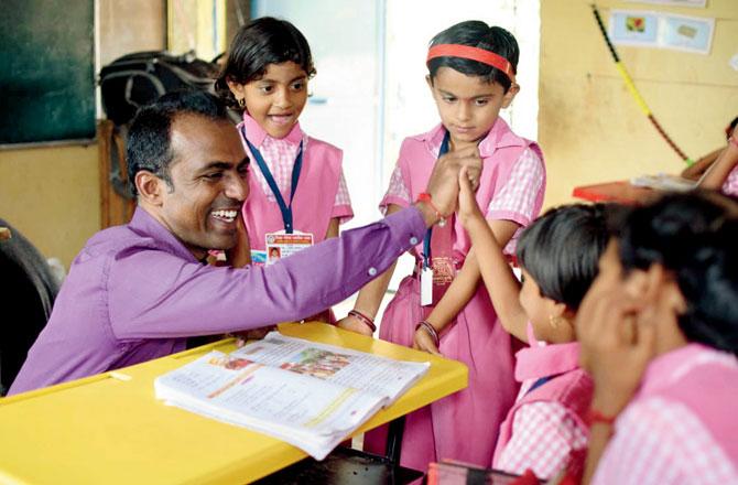 Ινδία : Το «Νόμπελ Διδασκαλίας» απονεμήθηκε σε δάσκαλο που δημιούργησε σύστημα QR code για μαθήτριες