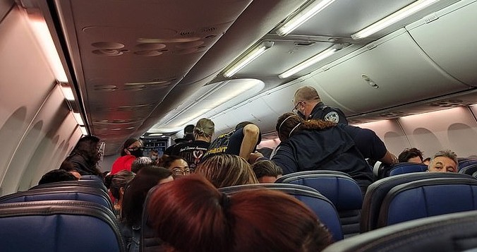 Κοροναϊός : Επιβάτης αεροπλάνου φέρεται να απέκρυψε ότι ήταν θετικός στον ιό – Πανικός όταν πέθανε εν πτήσει