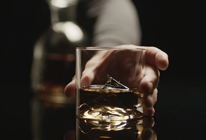 Παγώστε το ουίσκι σας σε 18″ με… το Έβερεστ