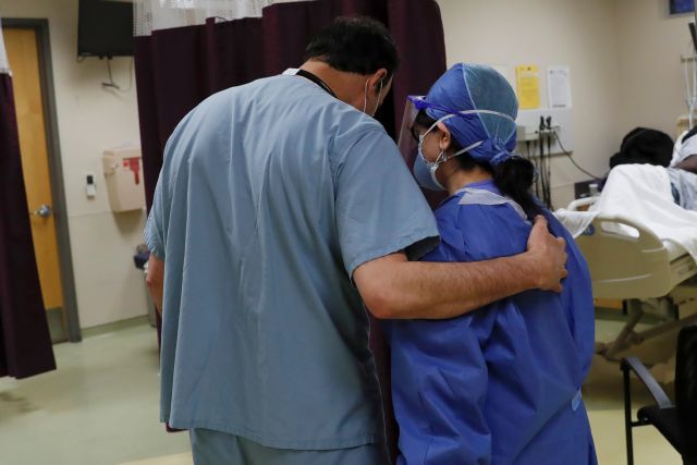 Το δεύτερο κύμα «λυγίζει» τους εργαζόμενους του ΕΣΥ – Οκτώ υγειονομικοί κατέληξαν, 2.000 νοσούν στη χώρα