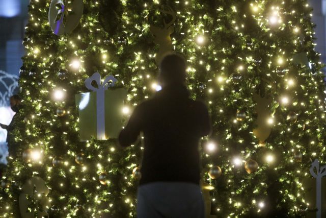 Στολίστηκε και η πλατεία Ομονοίας: Ενα χριστουγεννιάτικο δέντρο δίπλα στο σιντριβάνι