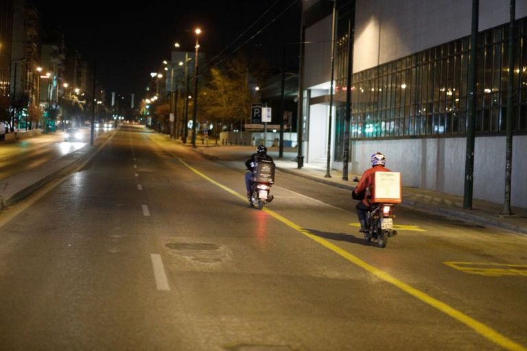 Διανομείς με δίκυκλο : Αφανείς ήρωες της πανδημίας – Ρυθμίσεις για βελτίωση των συνθηκών εργασίας