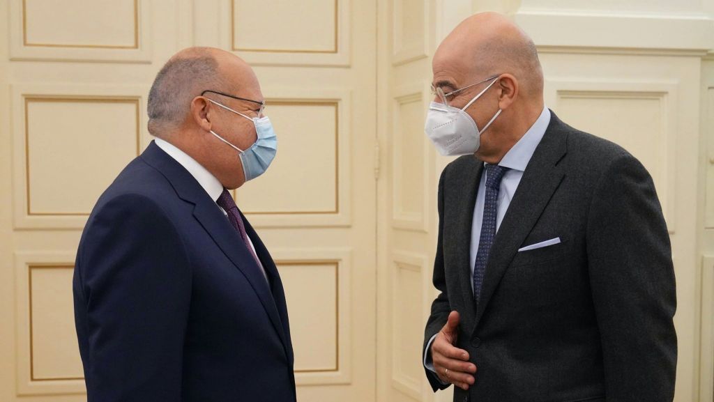 Συνάντηση Δένδια με τον αιγύπτιο πρέσβη – Τι συζήτησαν