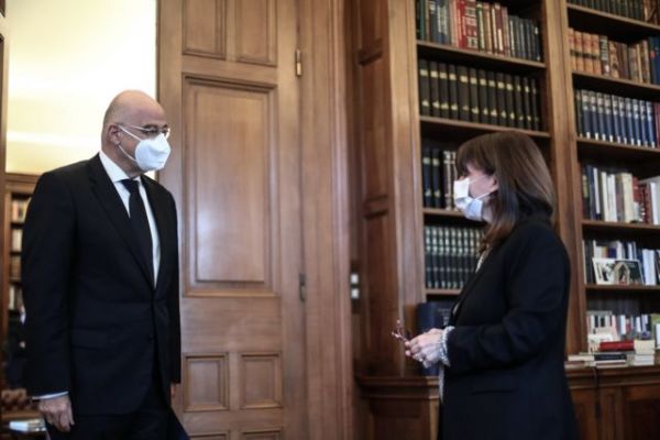 Συνάντηση Δένδια – Σακελλαροπούλου : Στο επίκεντρο οι εξελίξεις με την Τουρκία και οι σχέσεις με ΗΠΑ