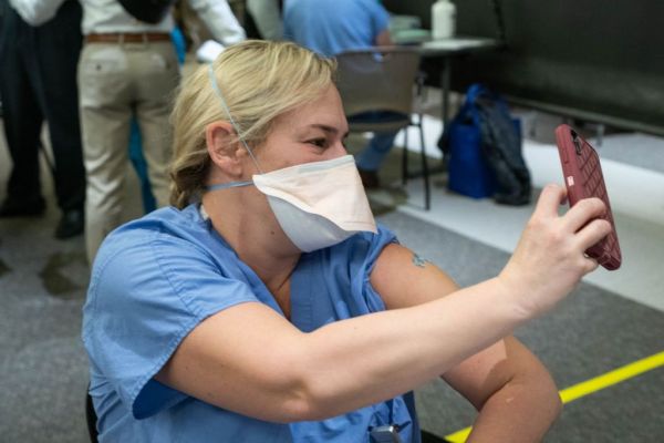 Η «βάξι» είναι η νέα σέλφι- Τα social media γέμισαν εικόνες ανθρώπων που εμβολιάζονται