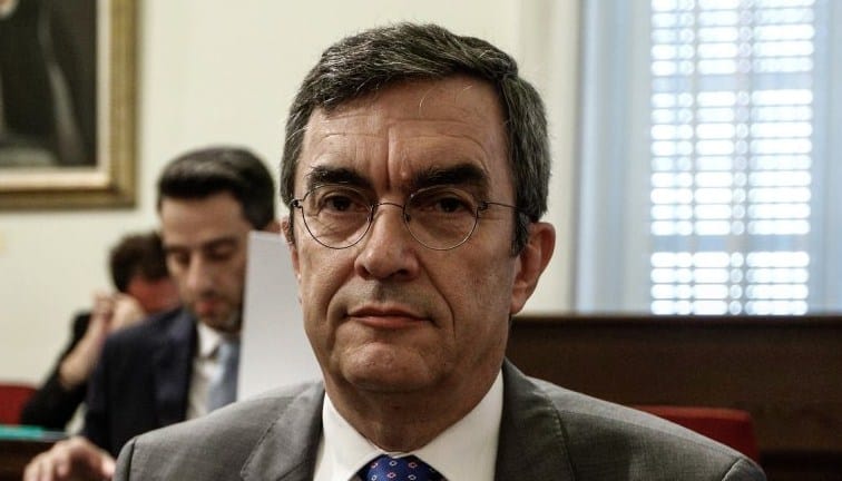 Οικονόμου : «Κάντε ρεβεγιόν το μεσημέρι, η βραδινή χαλαρότητα ενισχύει τον ιό»