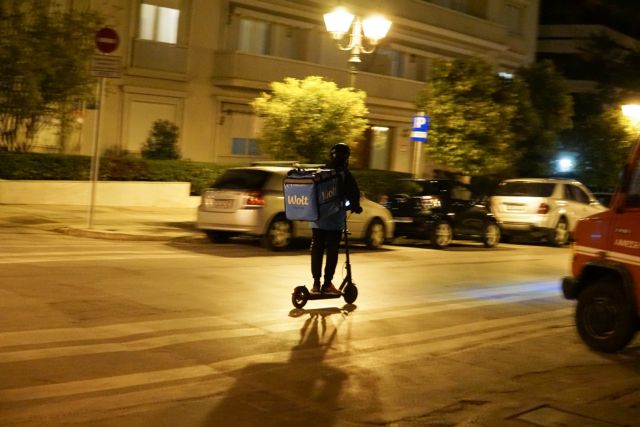 Τι αλλάζει σε ντελίβερι και κούριερ – Διανομές μόνο με έντυπο