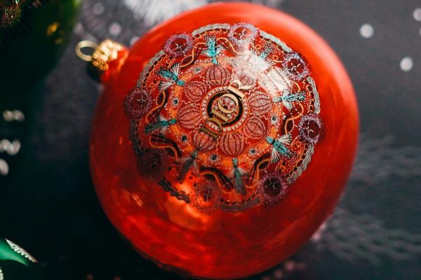 Πολυτελή χριστουγεννιάτικα στολίδια απ’ τον Dior και άλλους μεγάλους οίκους