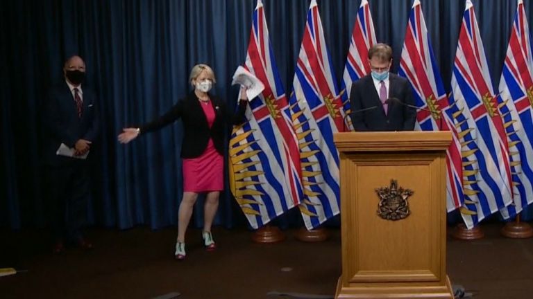 Δείτε γιατί κορυφαία γιατρός χορεύει μπροστά στις κάμερες σε επίσημη συνέντευξη τύπου