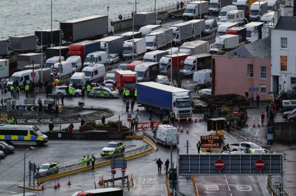 Ντόβερ : Κραυγή αγωνίας από έλληνες οδηγούς – «Είμαστε εγκλωβισμένοι, δεν έχουμε ούτε τουαλέτες»