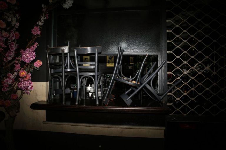 Lockdown : Τα εμβόλια θα… φέρουν πίσω τη νυχτερινή διασκέδαση – «Φως στο τούνελ» για το λιανεμπόριο