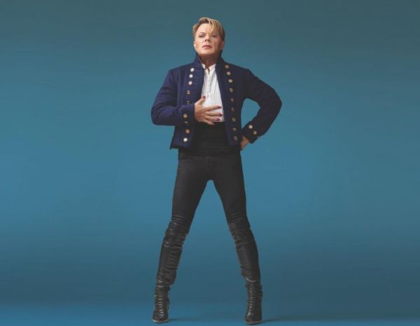 Έντι Ίζαρντ : Θέλει να της απευθύνονται με τις αντωνυμίες «αυτή» και «της»