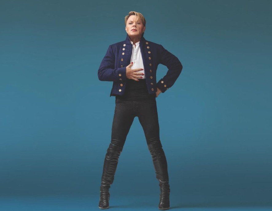 Έντι Ίζαρντ : Θέλει να της απευθύνονται με τις αντωνυμίες «αυτή» και «της»