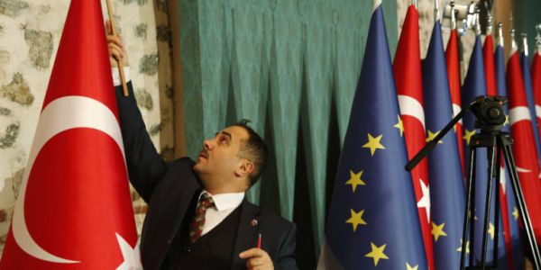 Τριπλή ομπρέλα στην τουρκική αδιαλλαξία