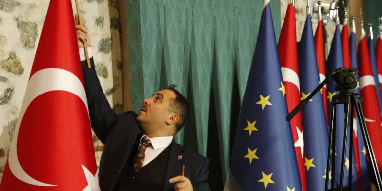 Τριπλή ομπρέλα στην τουρκική αδιαλλαξία