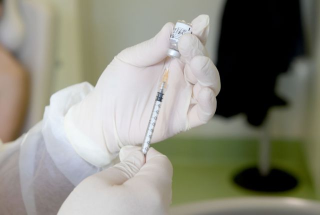 Οι 3 φάσεις του εμβολιασμού: Διευκρινίσεις για χαμένα ραντεβού και αποδεικτικά συμμετοχής