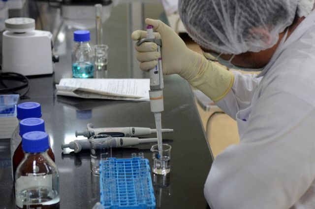 Κοροναϊός : Τα πρώτα στοιχεία από όσους έκαναν το εμβόλιο της Pfizer –  Τι έδειξαν για αποτελεσματικότητα, παρενέργειες, παιδιά