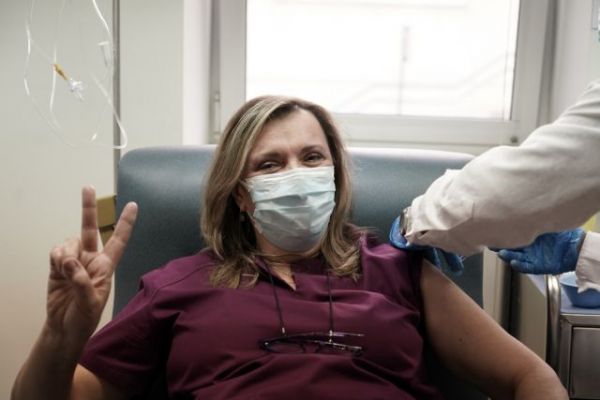 Κοροναϊός : Ξεκίνησε ο εμβολιασμός των υγειονομικών