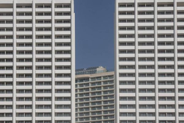 Φωτογραφίζοντας τα άδεια ξενοδοχεία της πανδημίας