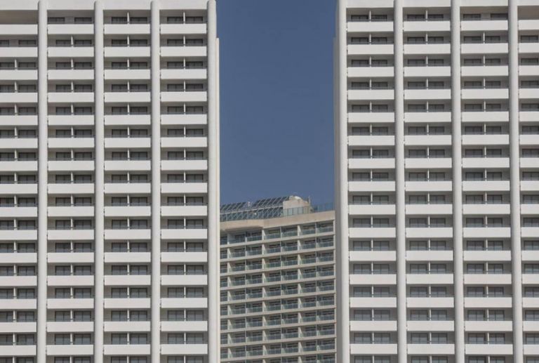 Φωτογραφίζοντας τα άδεια ξενοδοχεία της πανδημίας