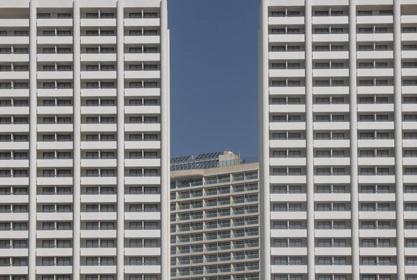 Φωτογραφίζοντας τα άδεια ξενοδοχεία της πανδημίας