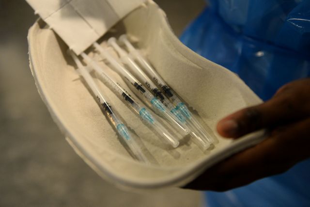 Spiegel : Πολύ λίγα και πολύ αργά τα εμβόλια που αγόρασε η ΕE