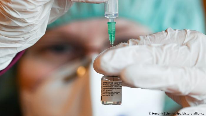DW : Ελπίδες και αμφιβολίες για το εμβόλιο στη Γερμανία