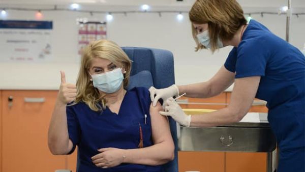 Ιστορική στιγμή : Ξεκίνησαν οι εμβολιασμοί στην Ελλάδα – Πρώτη η νοσηλεύτρια του «Ευαγγελισμού»