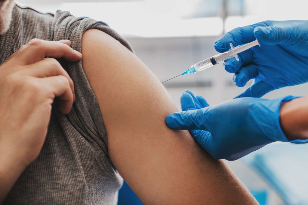 Μόσιαλος – Κοροναϊός: Πόσο καιρό μετά τον εμβολιασμό θα είμαστε προστατευμένοι